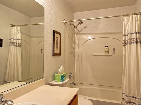 5th image of 542 Manzana St