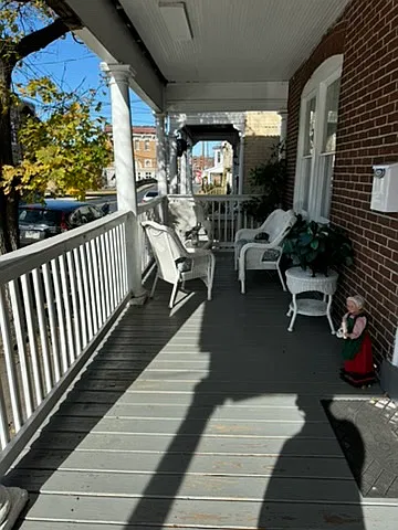 6 bed, 2379 sqft, $2,400 — Photo 2