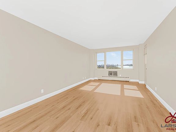 3rd image of 5700 Arlington Ave APT 22T