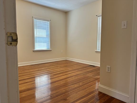 4th image of 32 Chapel St #32