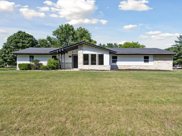 653 Valley Forge Trl, Rockton, IL 61072