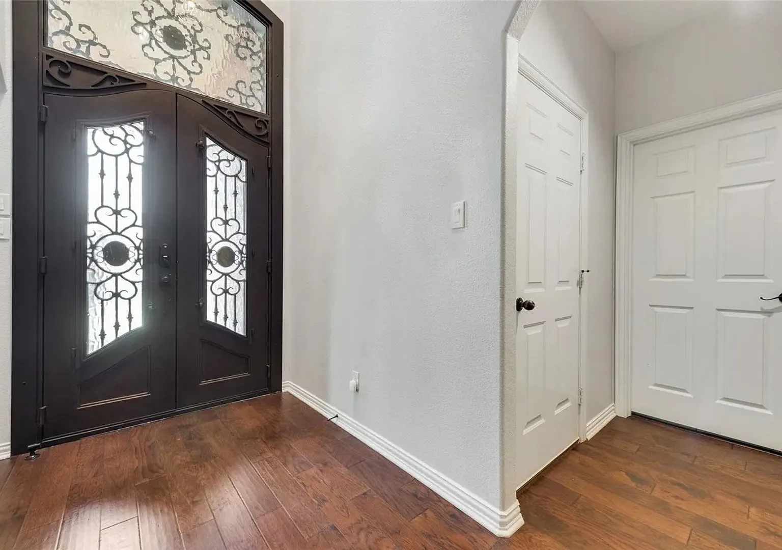 Spacious 7-Bedroom Home with 2 Refrigerators, Washer & Dryer — Photo 2
