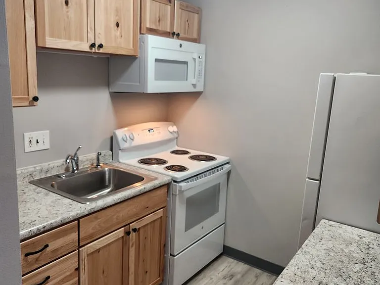 Pleasant Court Apartments — Photo 3