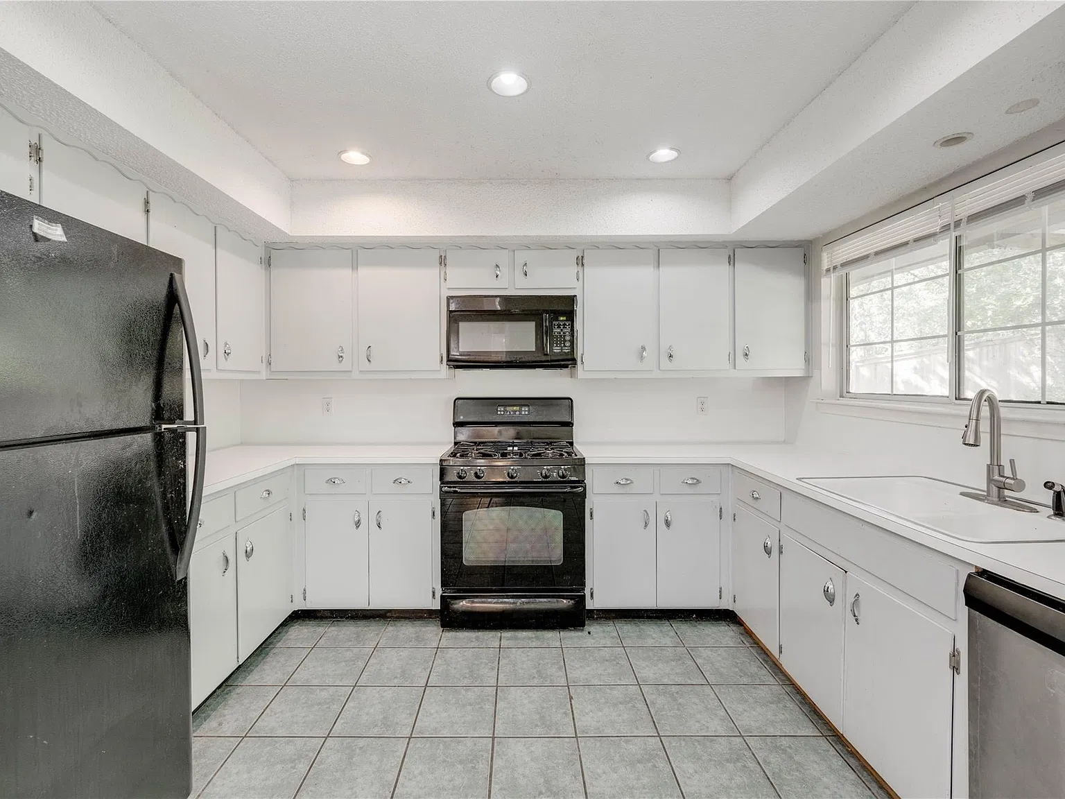 4 bed, 2.0 bath, 1830 sqft, $4,100 — Photo 3