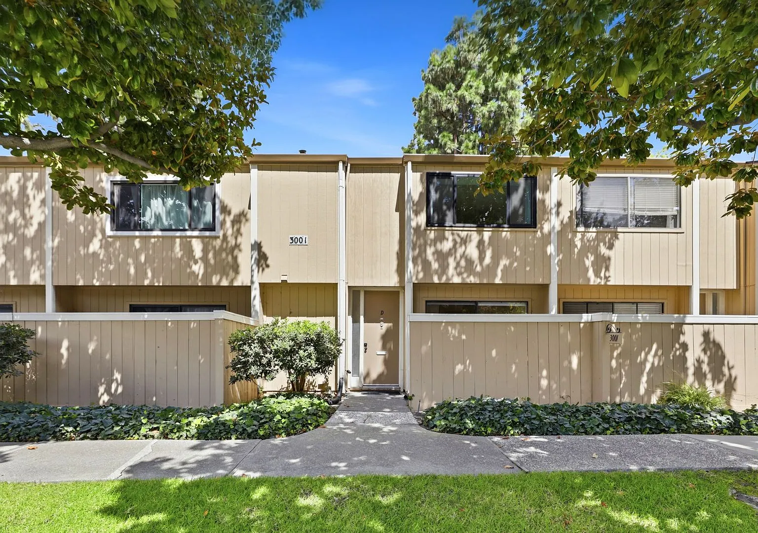 Wow! What a Great Home! Available Now! — Photo 1