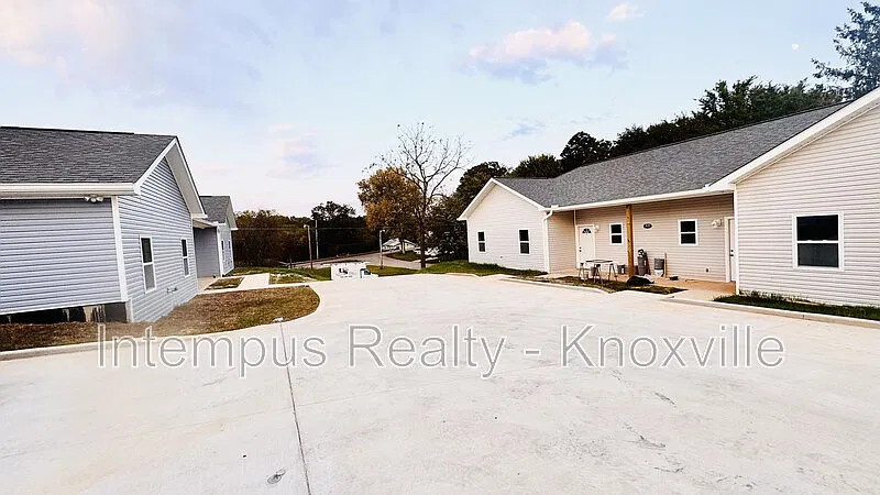 3 bed, 2.0 bath, 1114 sqft, $1,690 — Photo 2