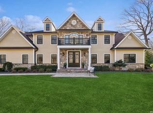 31 Branglebrink Rd, Saint James, NY 11780