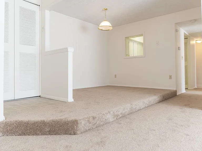 Windsor Gardens Apartments — Photo 55