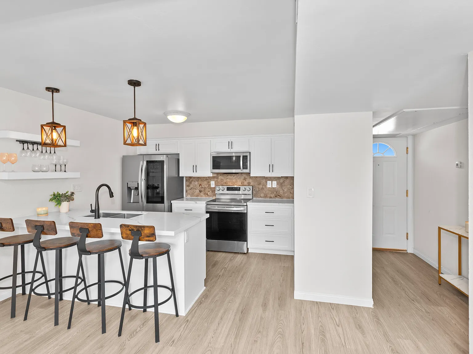 1 bed, 702 sqft, $3,900 — Photo 2