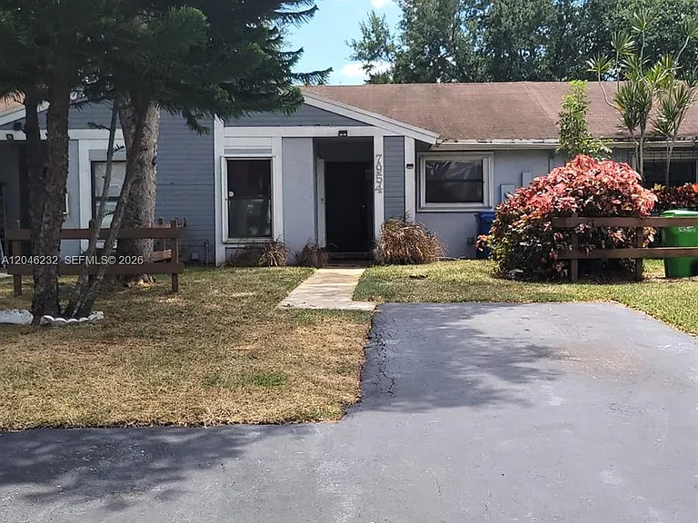 7954 NW 41st Ct — Photo 1