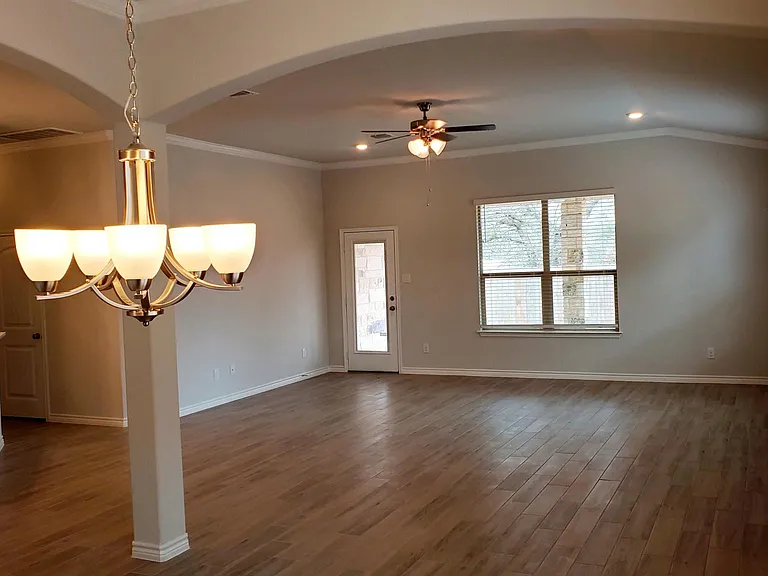 705 Lister Dr — Photo 3