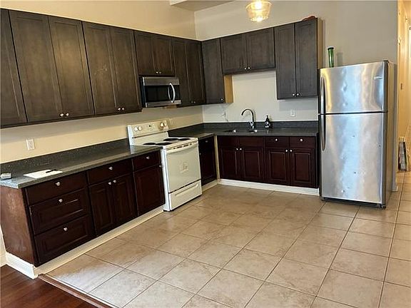 3rd image of 819 Lyons St