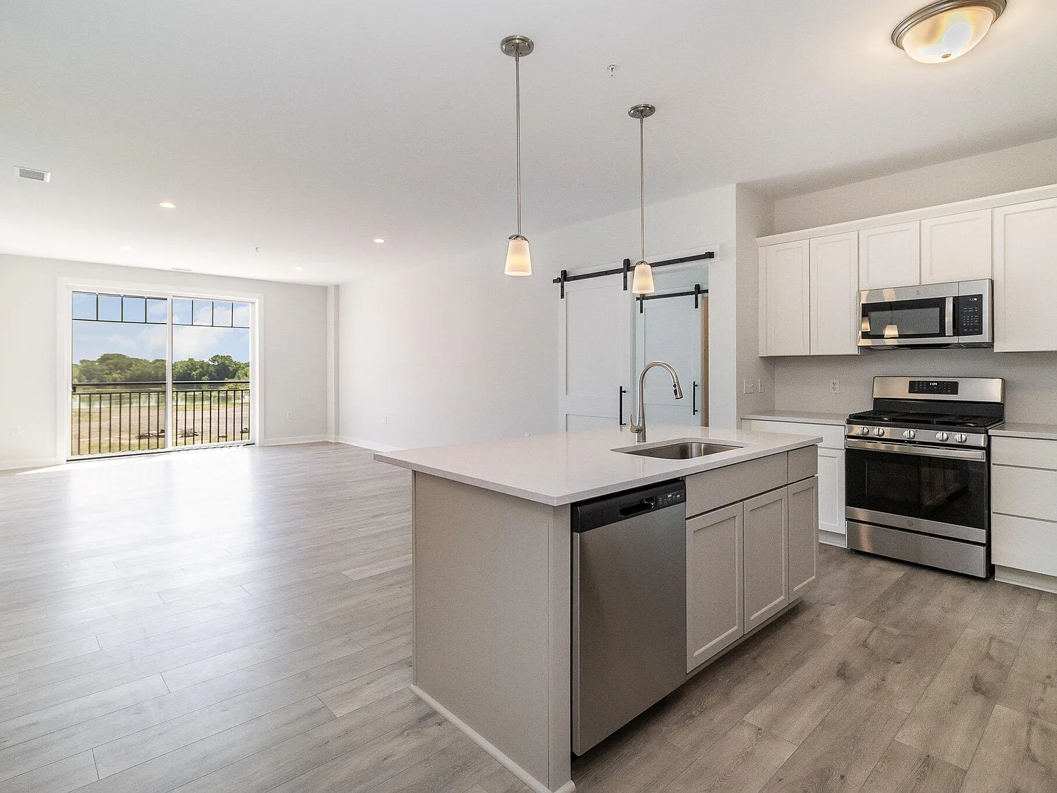 2 bed, 2.0 bath, 1420 sqft, $3,500 — Photo 2