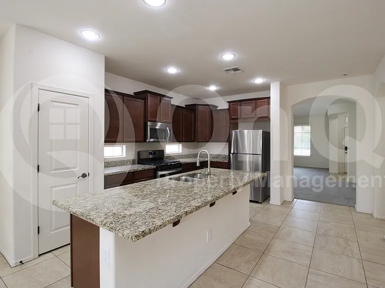 2980 E Ridgewood Ln — Photo 4