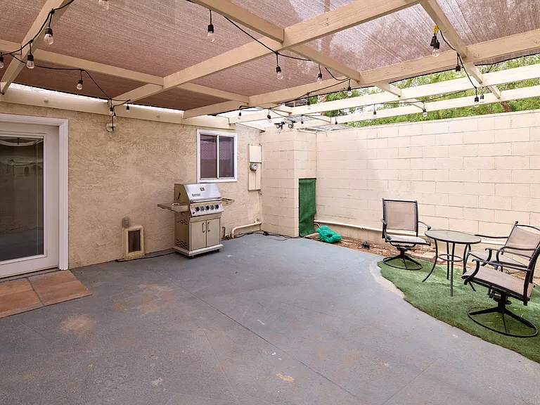 652 Greenbriar Townhouse Way — Photo 35