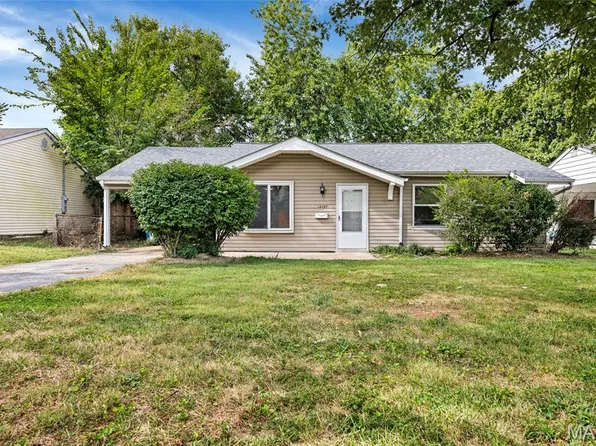 12157 Parkwood Pl, Maryland Heights, MO 63043