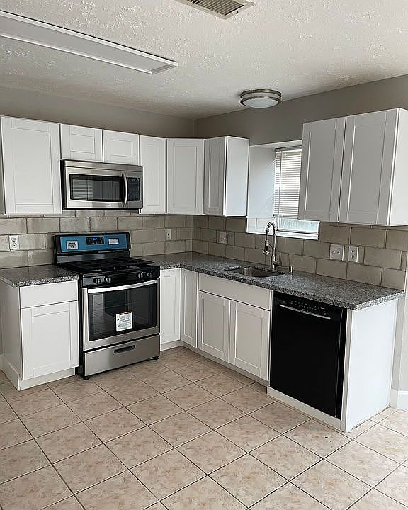 1st image of 2121 Castle Dr