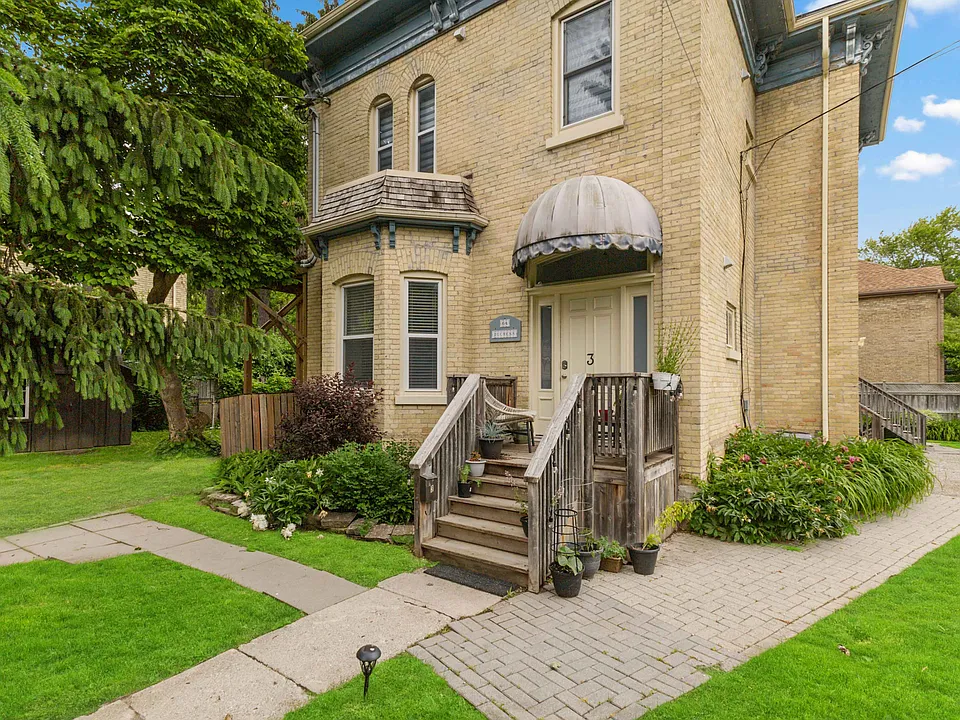 64 Duchess Ave #1