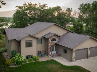 3131 Hoggarth Dr SE, Jamestown, ND 58401
