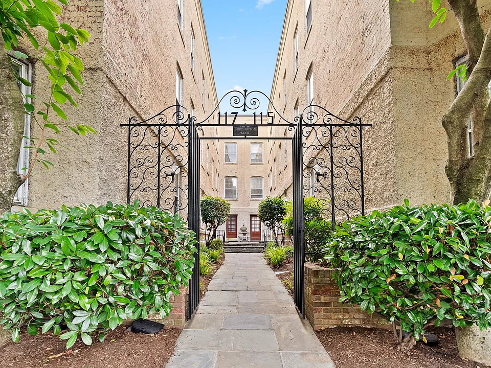 117 E St SE #202