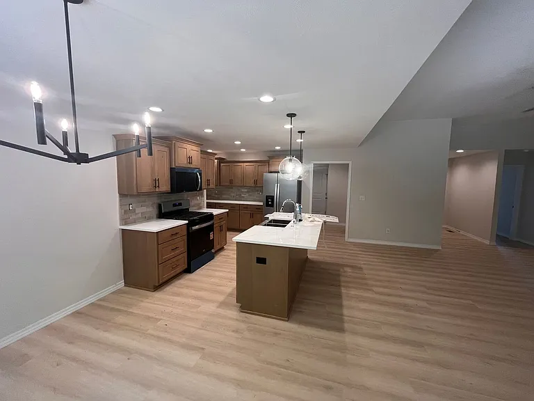 664 W Brook Hollow Rd — Photo 7