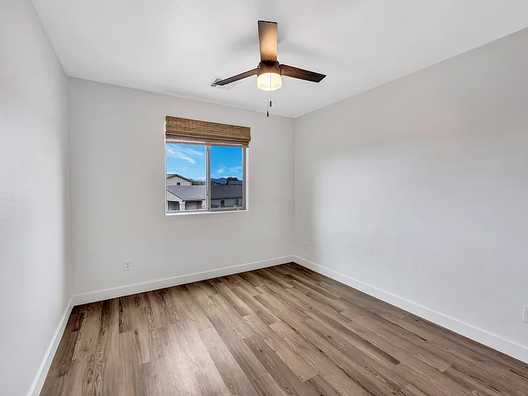 861 W Love Rd — Photo 19