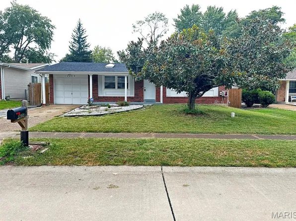 12469 Glengate Dr, Maryland Heights, MO 63043