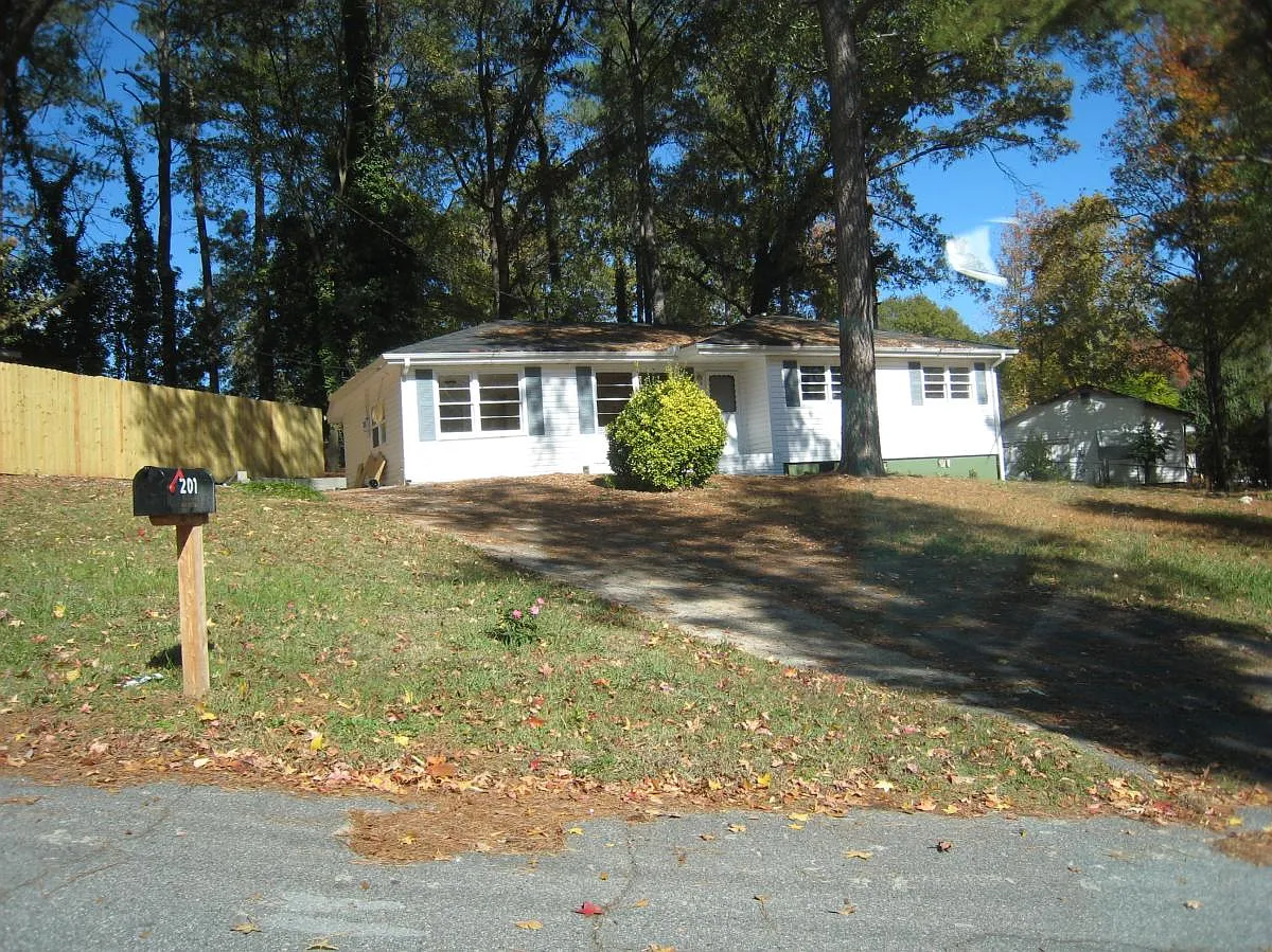 3 bed, 1.5 bath, 1080 sqft, $1,650 — Photo 2