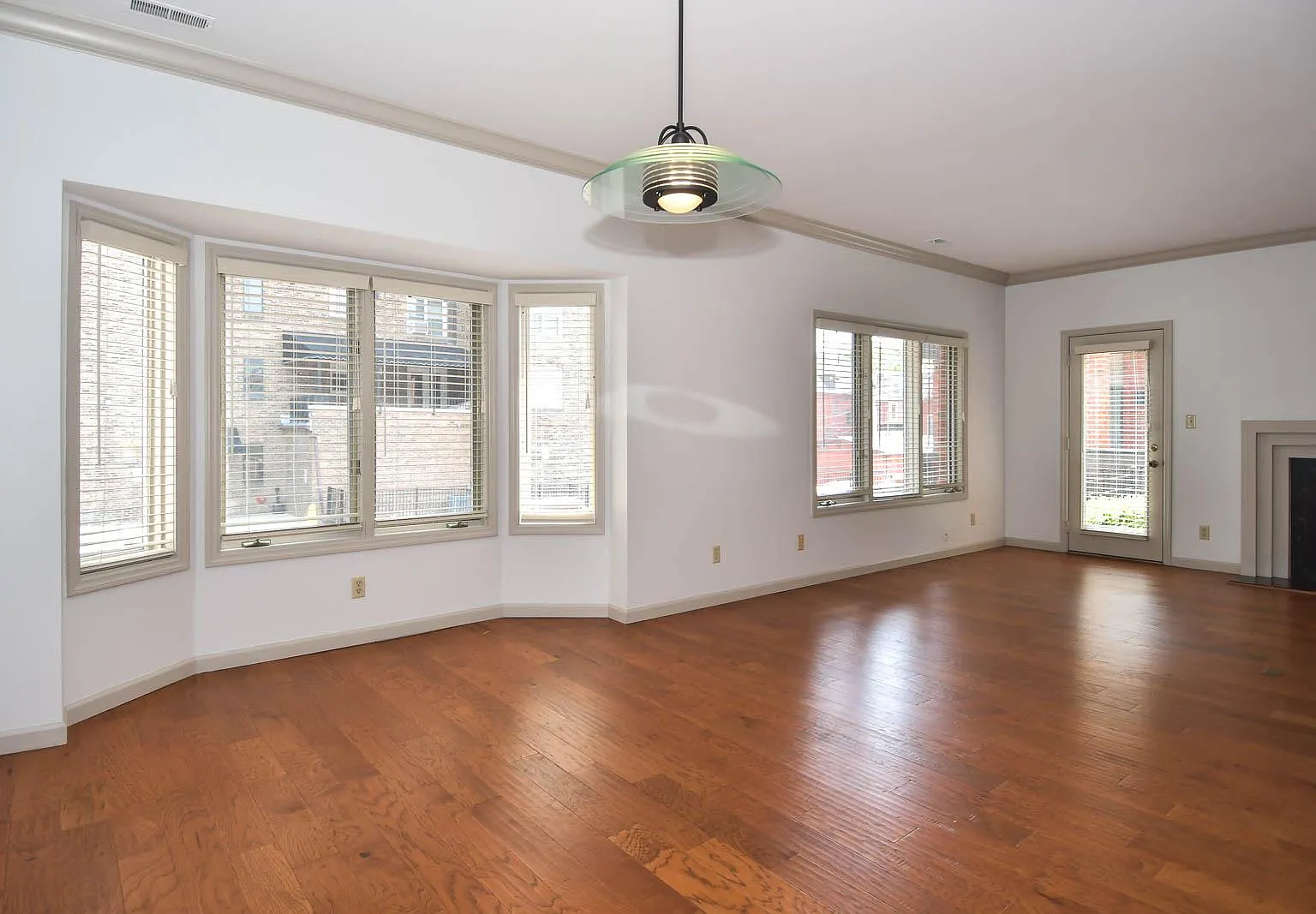 2 bed, 2.5 bath, 1600 sqft, $3,200 — Photo 4