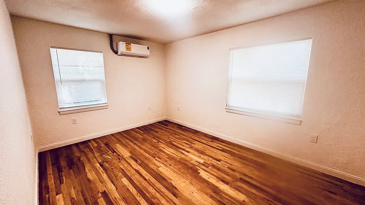 Building Photo - 707 W Shields Ave #1