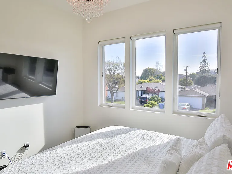 8505 Belford Ave — Photo 10