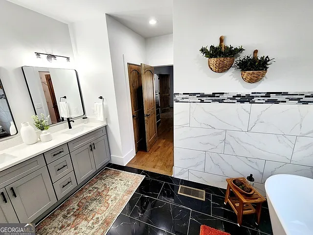 778 Zeppelin Strasse — Photo 15