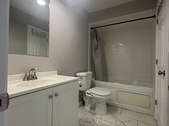 4th image of 606 Woodbridge Comns Way