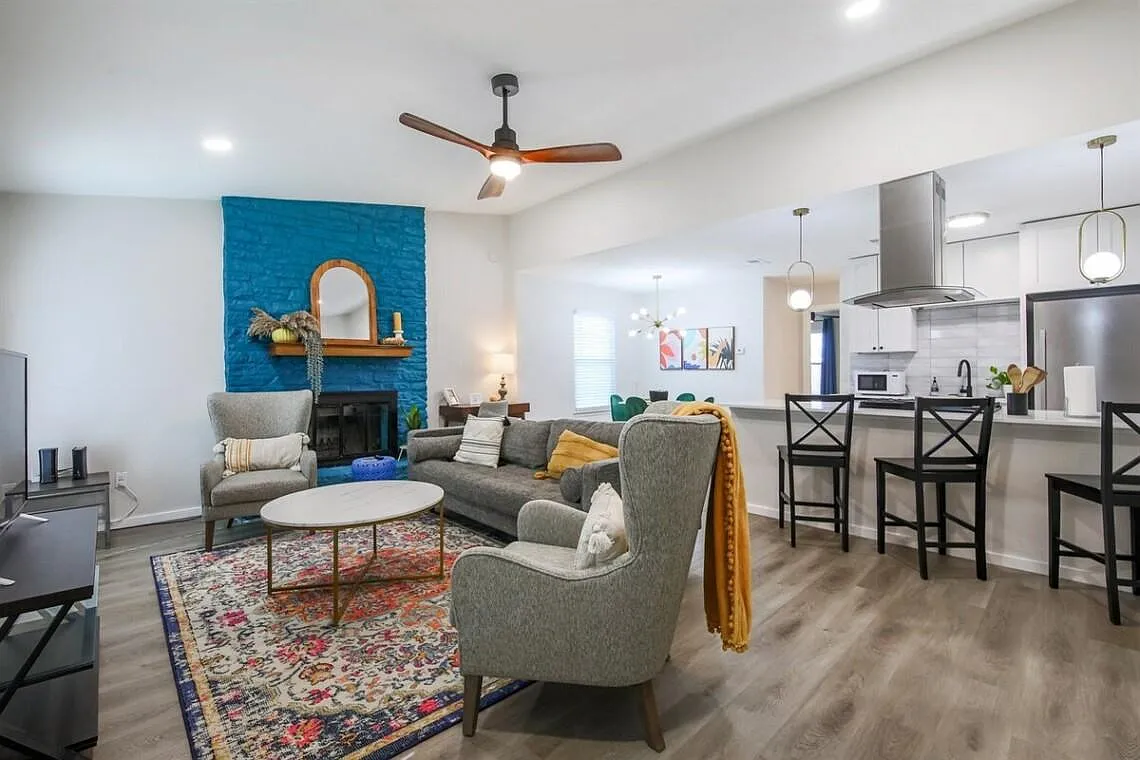 2 bed, 916 sqft, $3,400 — Photo 1