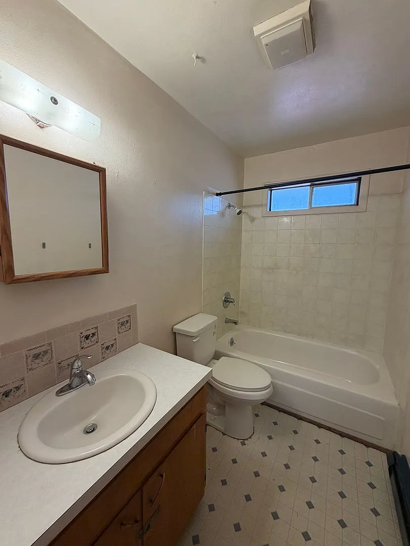 2-Bedroom Home with Garage Near Sky Lakes and OIT — Photo 2