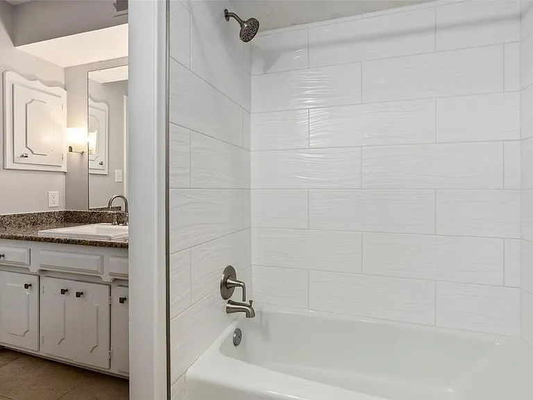 Guest Jack & Jill bath between the two upstairs bedrooms.