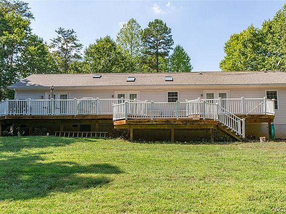3rd image of 124 Tall Pines Dr