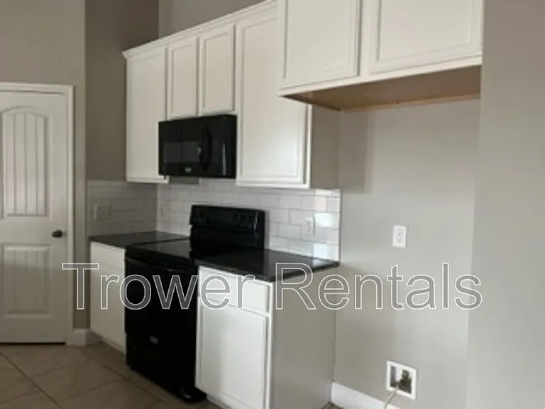 810 E 92nd St — Photo 5