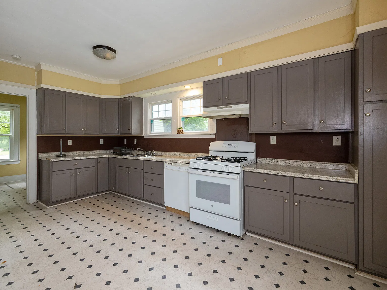5 bed, 2032 sqft, $4,500 — Photo 3