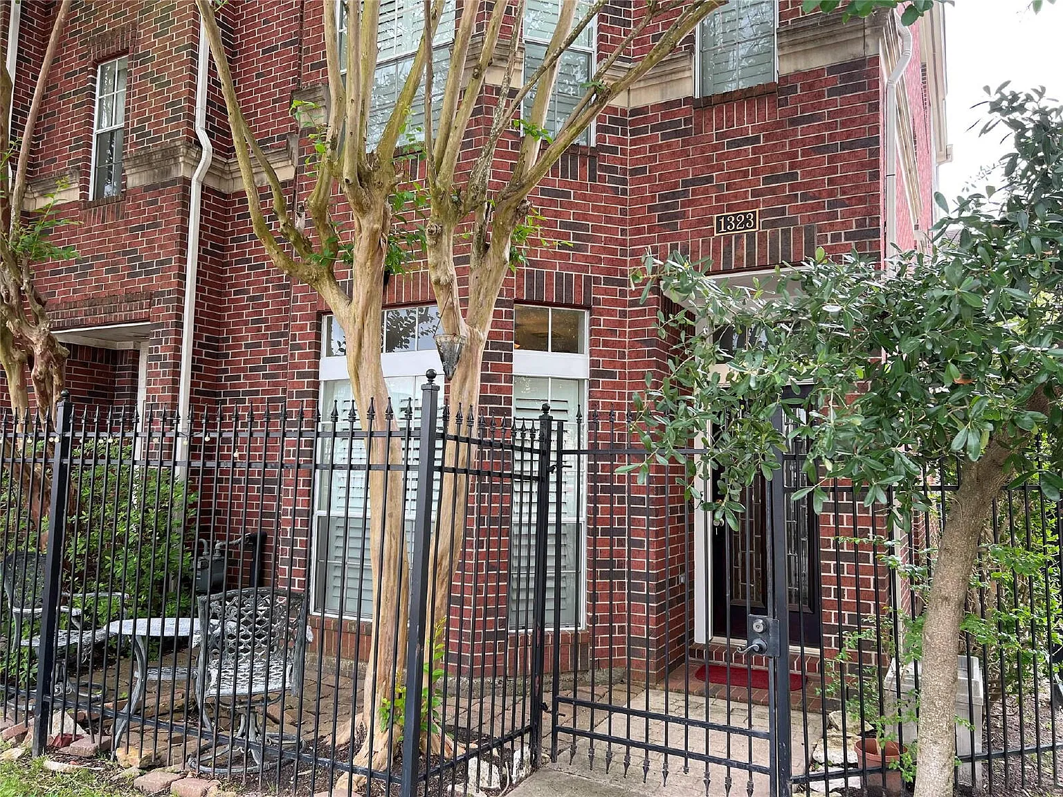3 bed, 3.5 bath, 2546 sqft, $2,950 — Photo 2
