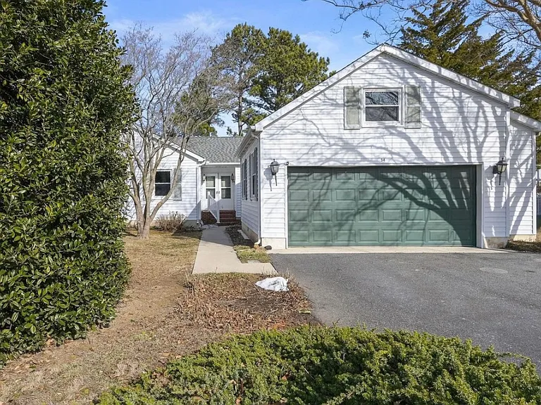 34 Bay Breeze Dr — Photo 1