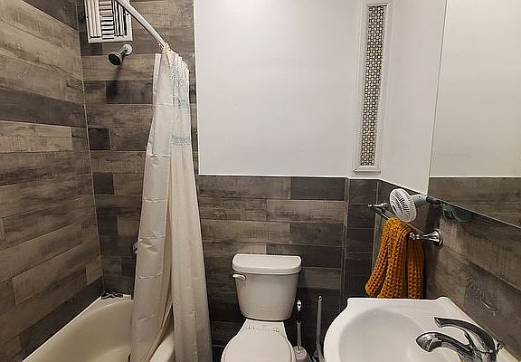 5th image of 216 W 72nd St #4RW