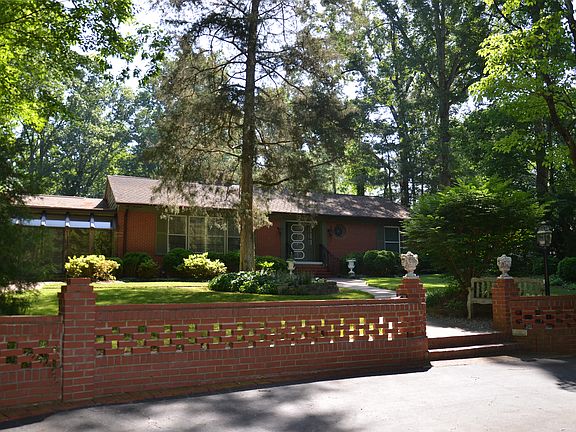 3rd image of 157 Circle Dr
