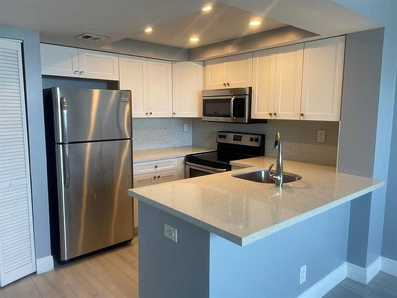 4th image of 714 Executive Center Dr APT 24