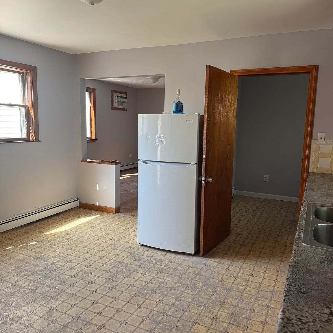 3 bed, 1.0 bath, 1200 sqft, $2,650 — Photo 2