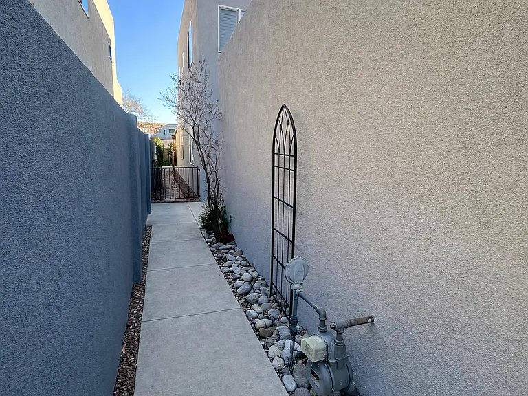 10404 Gutierrez Rd NE — Photo 3