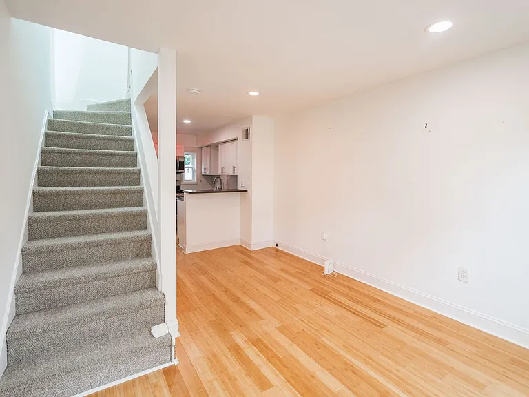 2107 Clymer St — Photo 2