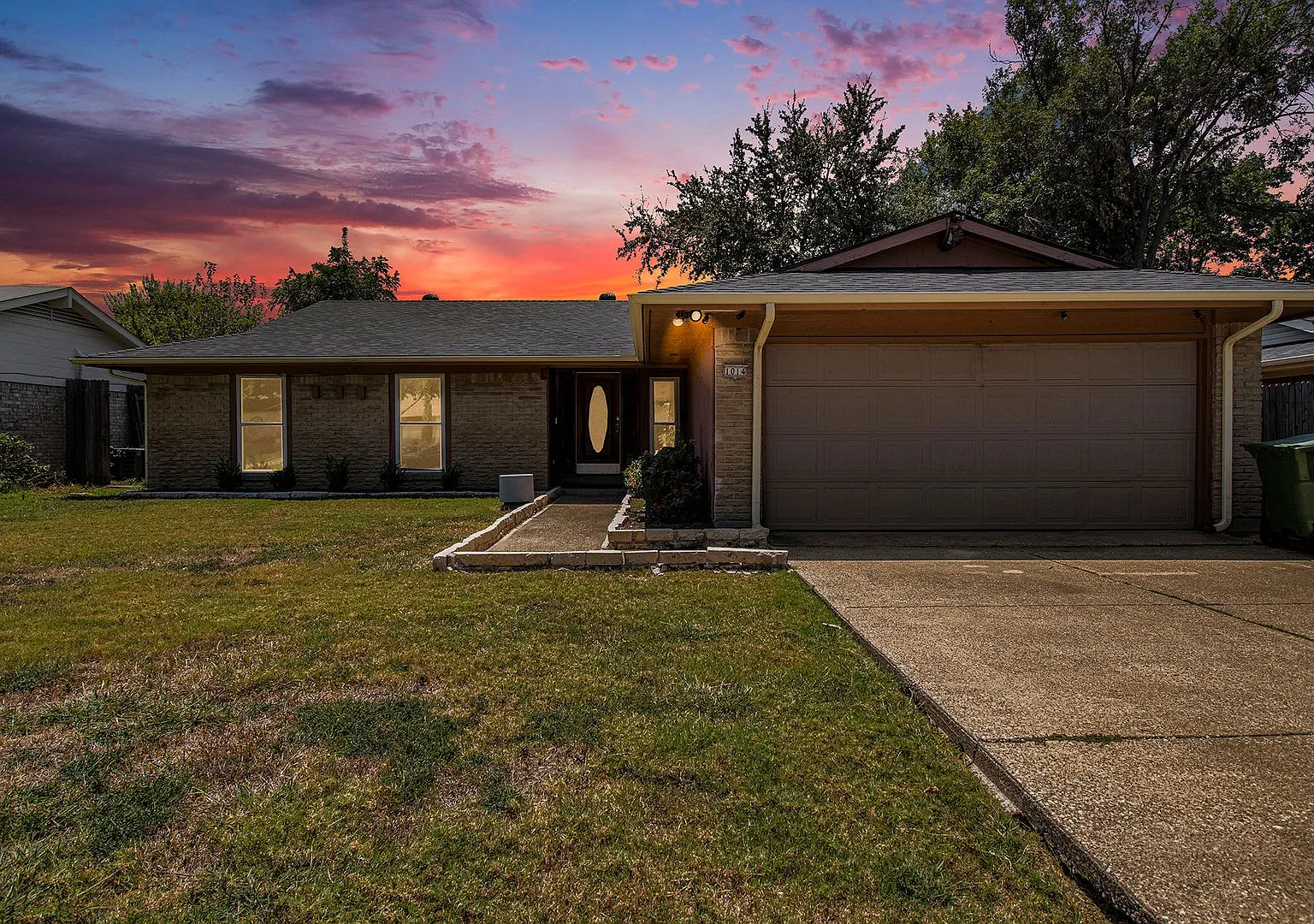 This charming home in Carrollton, Texas, is available for rent and offers an ideal blend of comfo... — Photo 1