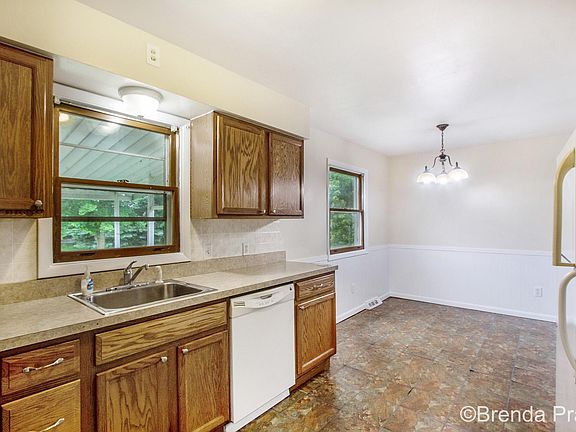 5th image of 1003 Gaynor Ct NW