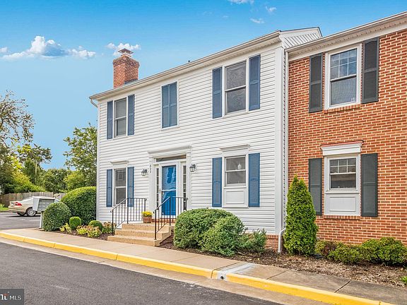 2nd image of 822 Grove Ave #12